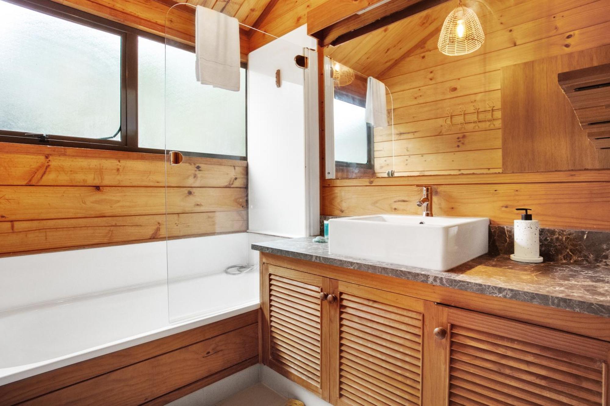 Greenhithe Hidden Gem With Sea Views And Air-con Holiday home